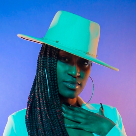 Meet your Posher, Robynne - Picture 1 of 1